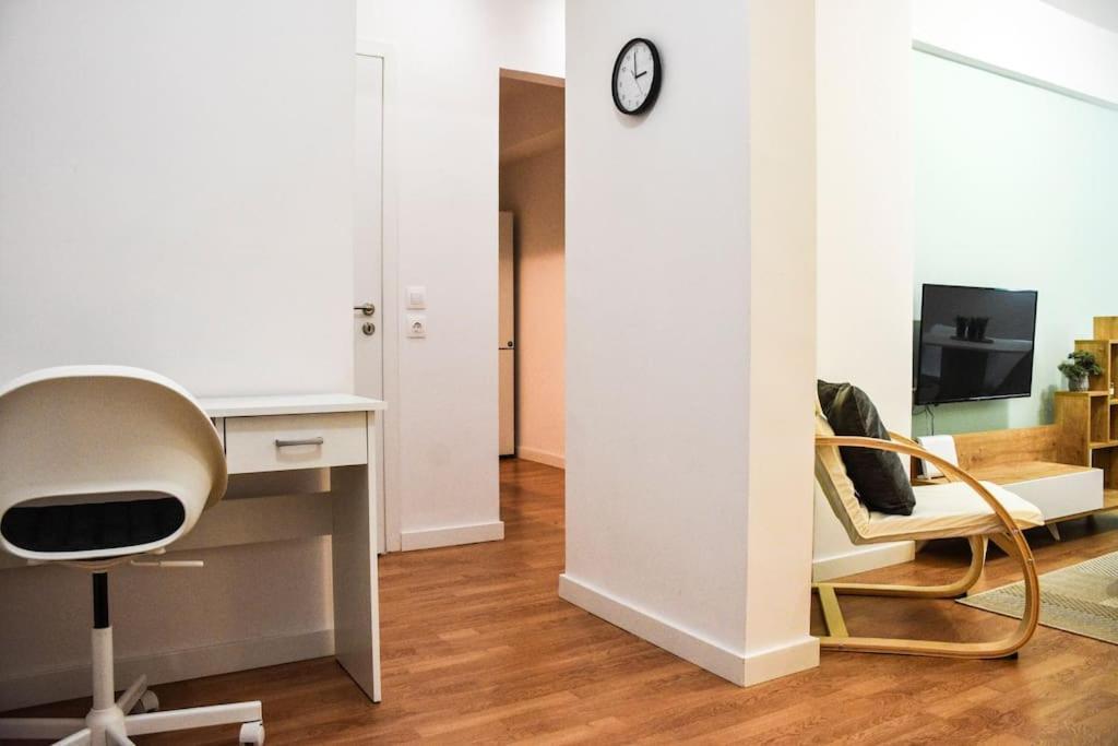 Newly Renovated-City Center Apartment Атина Екстериор снимка