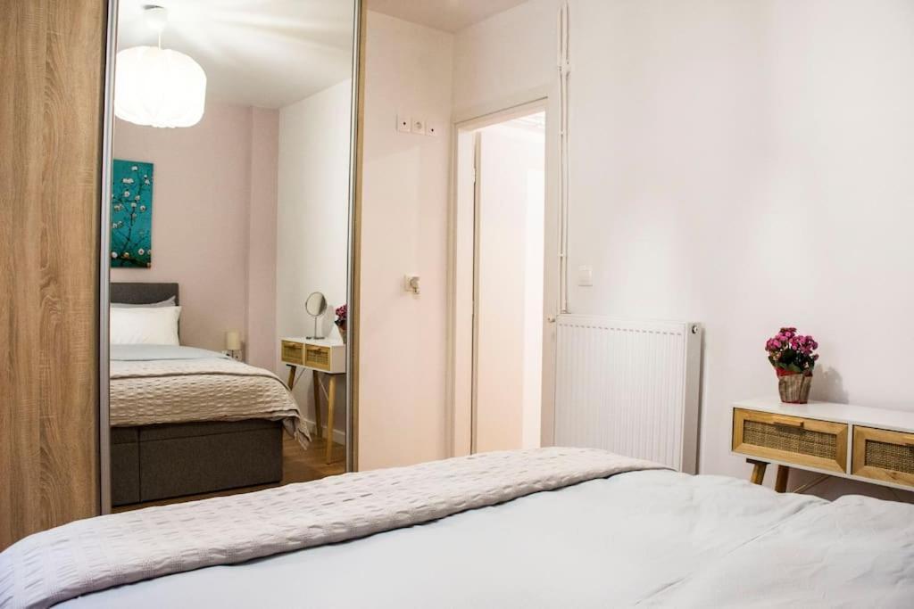 Newly Renovated-City Center Apartment Атина Екстериор снимка