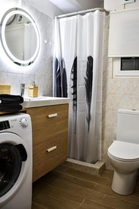 Newly Renovated-City Center Apartment Атина Екстериор снимка