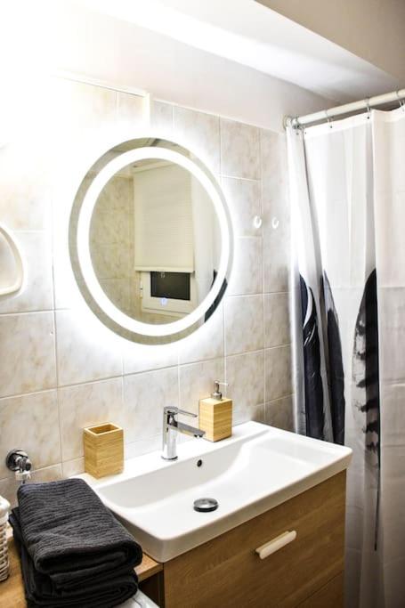 Newly Renovated-City Center Apartment Атина Екстериор снимка