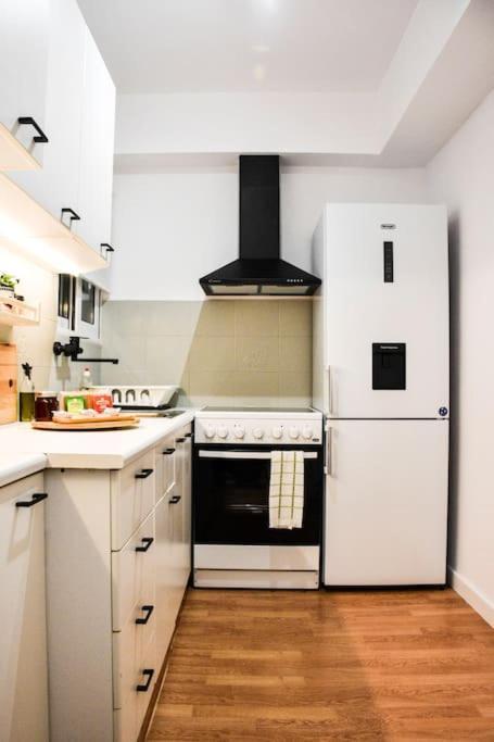 Newly Renovated-City Center Apartment Атина Екстериор снимка