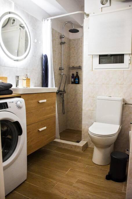 Newly Renovated-City Center Apartment Атина Екстериор снимка